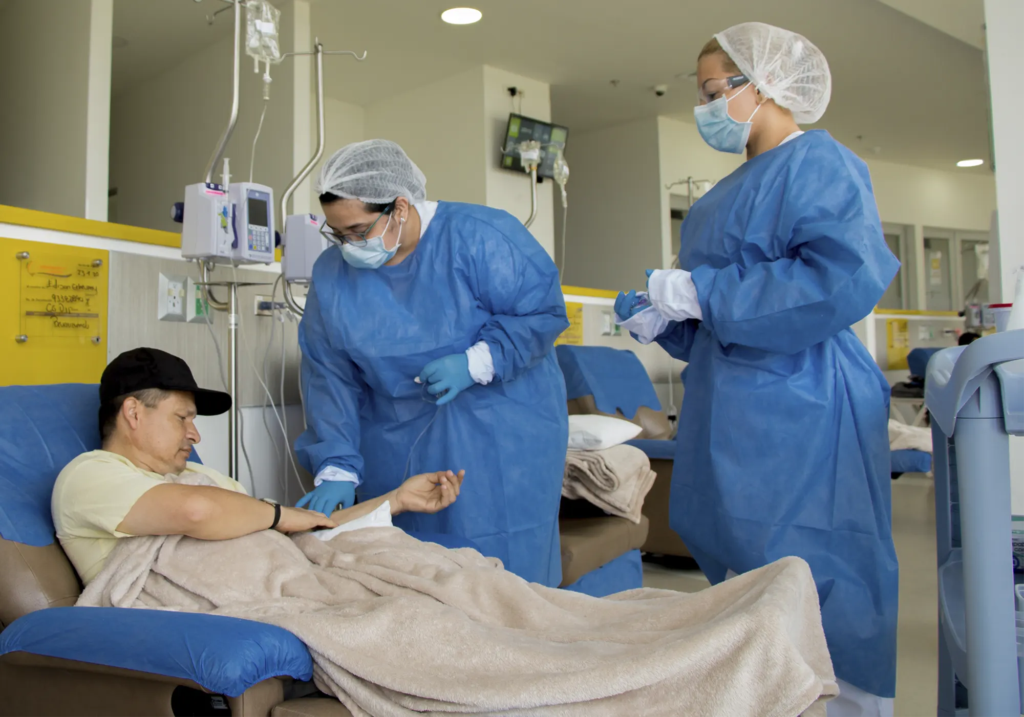 Paciente recibiendo tratamiento de quimioterapia en Clinaltec con el apoyo de un equipo especializado.