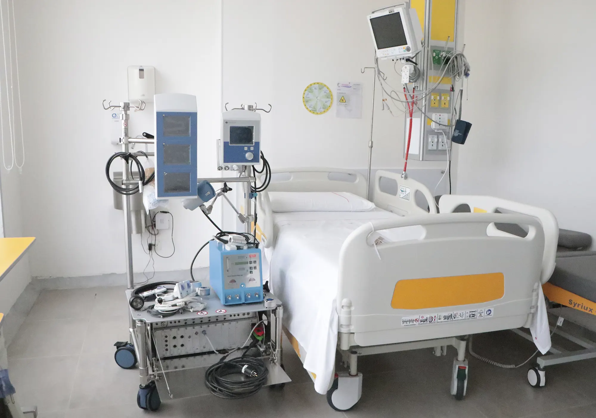 Paciente en la unidad ECMO de Clinaltec recibiendo oxigenación por membrana extracorpórea.